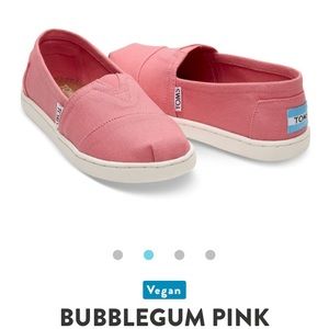 Brand new TOMS womens size 5 or youth 2